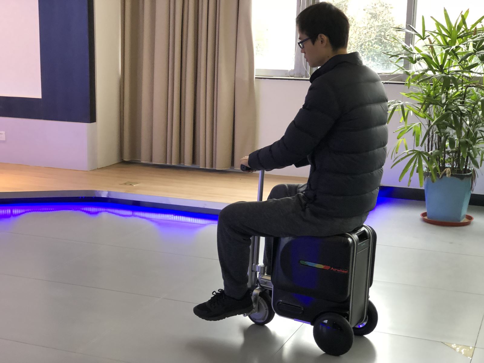 Airwheel伟德体育智能行李箱