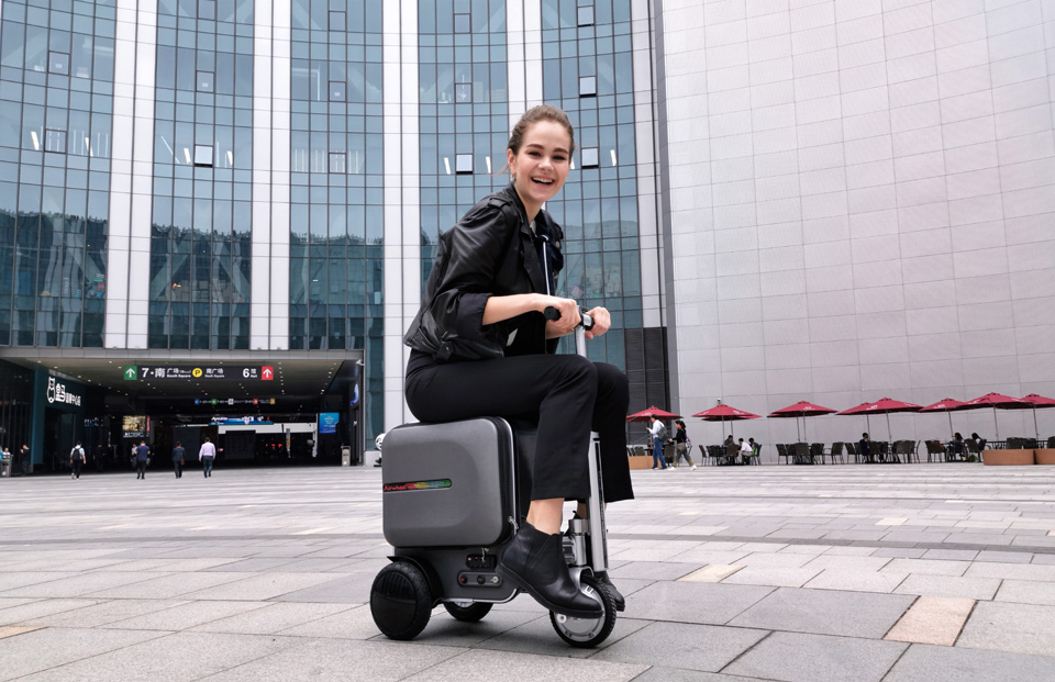 伟德体育Airwheel SE3 智能旅行箱