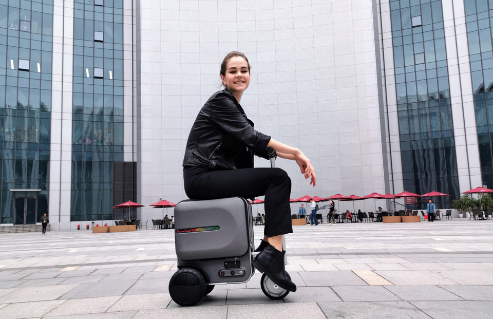 伟德体育Airwheel SE3 电动行李箱